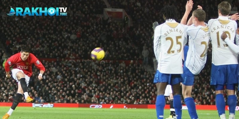 Cristiano Ronaldo nâng tâm cú sút Knuckleball