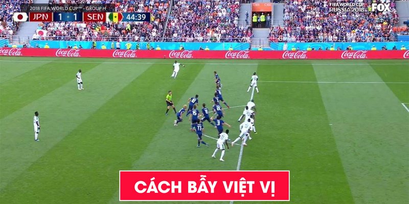 Các cầu thủ phòng ngự đồng loại di chuyển lên cao nhằm bẫy việt vị